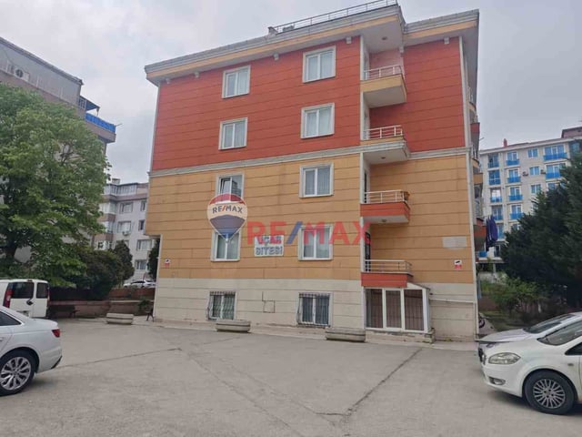 UÇAR SİTESİ'NDE METROBÜSE YAKIN 3+1 140 M2 BAHÇE KATI DAİRE