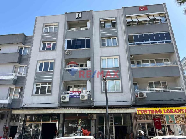 BERGAMA ERTUGRUL MAHALLESINDE ÇARŞI IÇINDE GENIŞ ARA KAT DAIRE