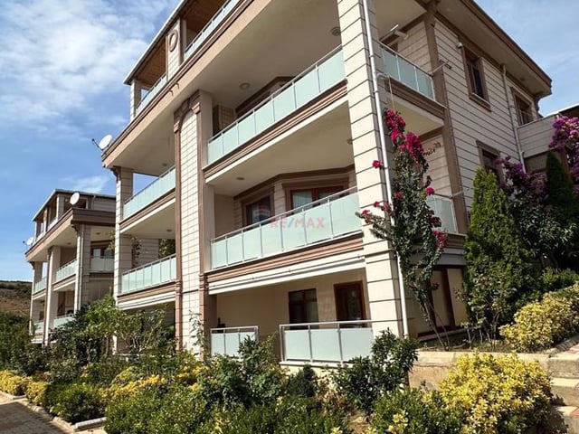 REMAX TAN'DAN ARMUTLUDA KÖRFEZ MANZARALI SİTE İÇİ 330 M2 TRİPLEX VİLLA