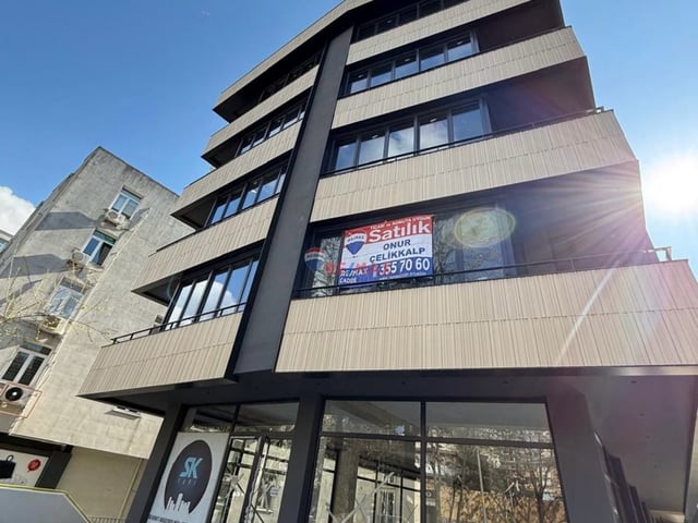 BAĞDAT CADDESİ  ÜZERİNDE TİCARİ KULLANIMA UYGUN SATILIK DAİRE