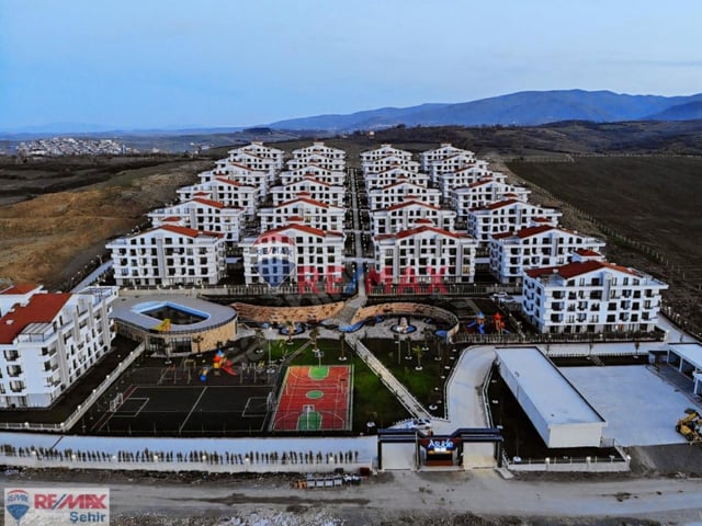 REMAX ASUDE VADİ EVLERİNDE KÖŞE 3+1 BAHÇE KATI KİRALIK DAİRE