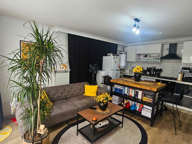 ANITKABİR'İN KARŞISINDA AKDENİZ CAD. ÜSTÜNDE SATILIK 1+1 DAİRE