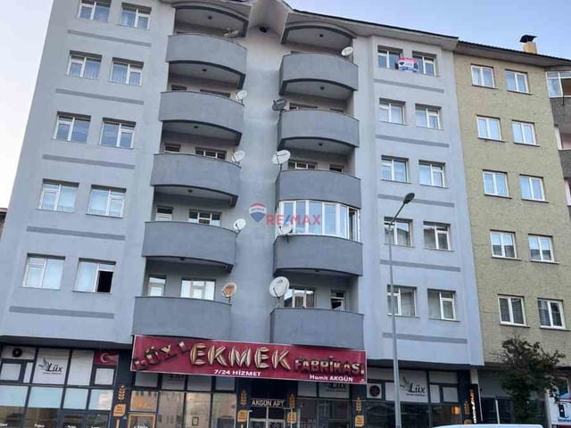 REMAX İLKE'DEN 50.YIL CADDESİ'NDE 3+1 SATILIK DAİRE