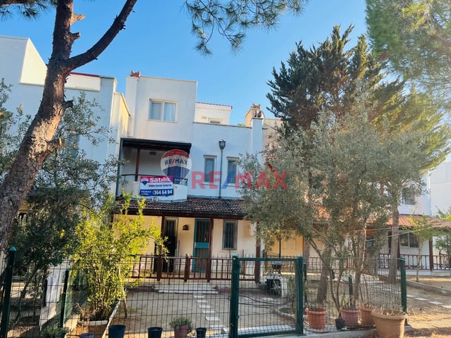 ÇANDARLI DA PİRİ REİS SİTESİNDE 3+1 SATILIK EŞYALI TRİPLEKS VİLLA