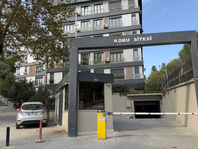 ACIBADEM’DE, ÖNÜ AÇIK OTOPARKLI SITE İÇİNDE EBEVEYN BANYOLU ARAKAT NET 90 M2 3+1 DAIRE