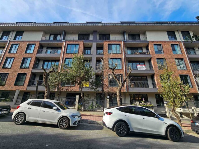 MAANAA 50'DE SIFIR BİNADA BÜYÜK BALKONLU ARA KAT DAİRE