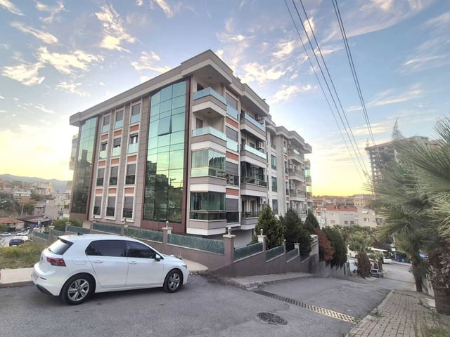 KARABAĞLAR'DA SİTE İÇİNDE LÜKS 176M2 , 3+1 SATILIK DAİRE