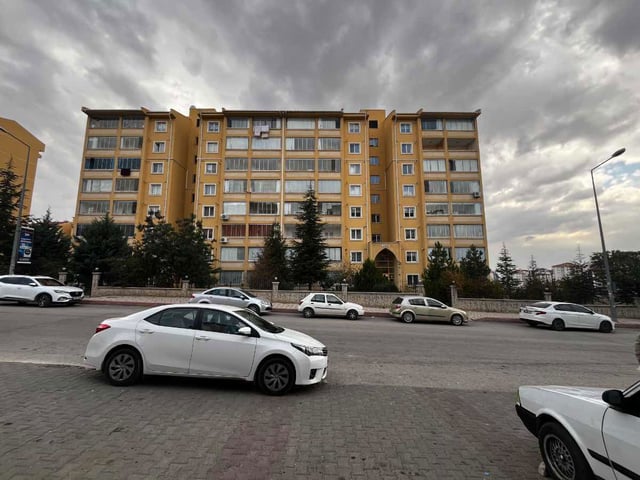 REMAX DOĞUDAN MEMURSEN 1. ETAP TOKİDE MÜKEMMEL KONUMDA DAİRE