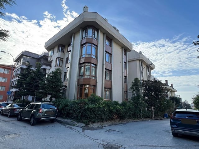 ACIBADEM ’DE MERKEZİ KONUMDA ASANSÖRLÜ  4+1 SATILIK DAİRE