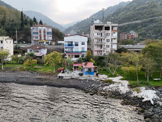DENİZ KENARINDA HUZURLU BİR YAŞAM ALANI (SATILIK)