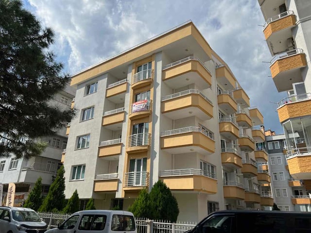 ÖMÜREVLERİ ANAYOLA SAHİLE ÇOK YAKIN GENİŞ FERAH 3+1 KİRALIK