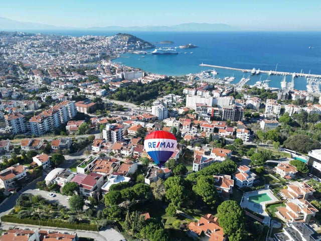KUŞADASI MARİNA BÖLGESİNDE SATILIK DENİZ MANZARALI DUBLEKS DAİRE