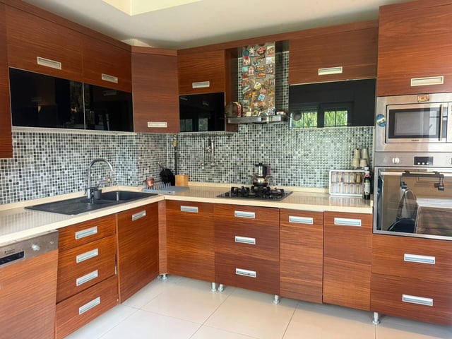 SİTE İÇİNDE SATILIK 5+2  BAHÇE KATI DAİRE