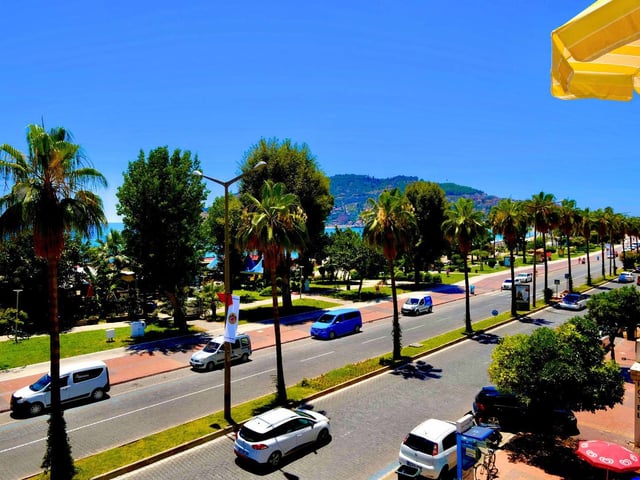 ALANYA MERKEZDE DENİZE İLK SIRADA 3+1 SATILIK DAİRE
