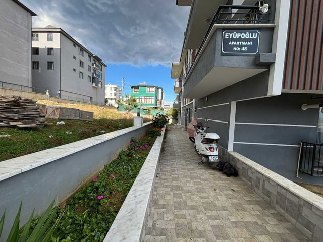 REMAX ŞEHİR 2 GÜVENCESİYLE BAYRAKTEPEDE OTURUMA HAZIR 1+1 DAİRE