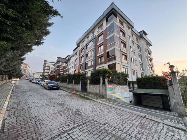 REMAX'TEN BEYLİKDÜZÜ ADNAN KAHVECİ MH AZAT SİTESİ 2+1 DAİRE