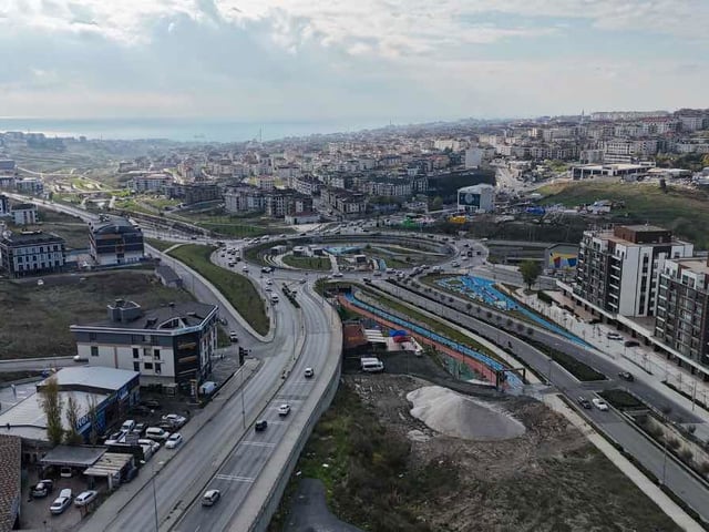 REMAX'TEN BEYLİKDÜZÜ KAVAKLI MH VİRA KAVŞAĞI YANI 4+2 DUBLEX