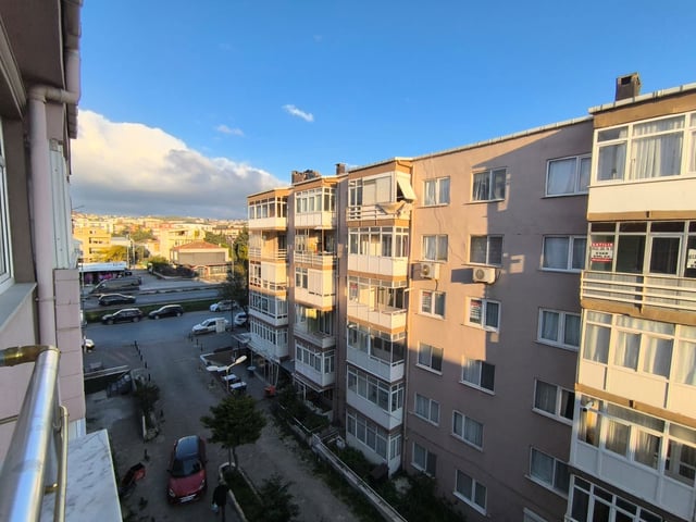 BÜYÜKÇEKMECE KAMİLOBA DENİZE YÜRÜME MESAFESİNDE SATILIK 2+1 DAİRE