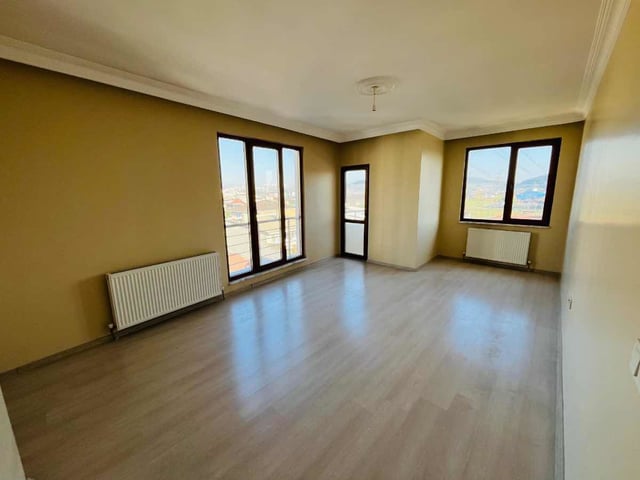 YENİDOĞAN MEVLANA MAHALLESİN''DE TEMİZ  FERAH KULLANIMLI KİRALIK 2+1 DAİRE