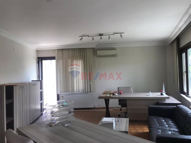 REMAX ASHİLL  ÜSKÜDAR ÇENGELKÖY DE ANA CADDE ÜZERI SATILIK 2+1