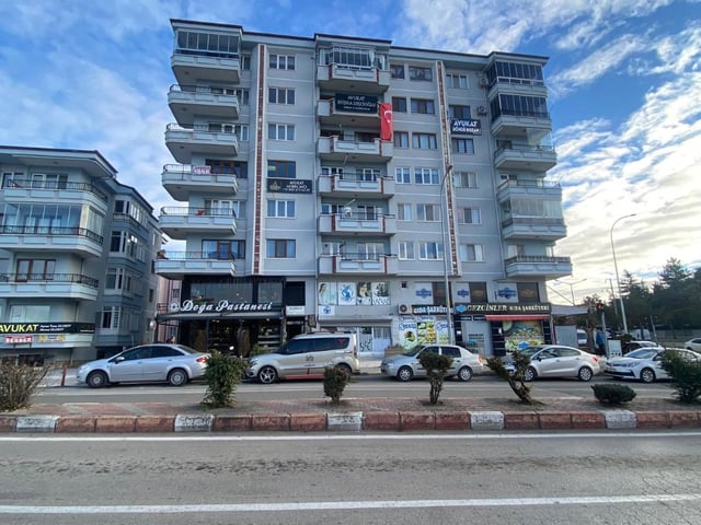 ADLIYE CEZAEVI METEOROLOJI KARŞISI ANA YOLA CEPHE 3+1 KIRALIK DAIRE