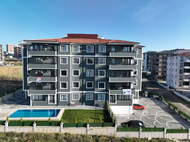ÇİFTLİKÖNÜ’NDE DENİZE YAKIN HAVUZLU SİTEDE ARAKAT DAİRE