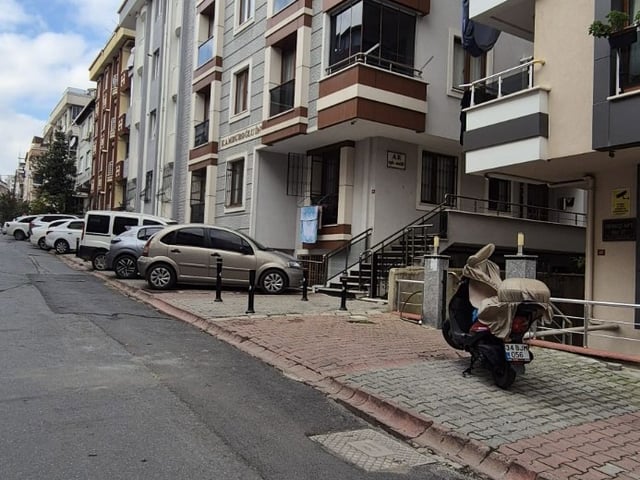 ÜMRANIYE İSTIKLALDE METROYA 50 MT 9 YILLIK BINADA SATILIK 3+2