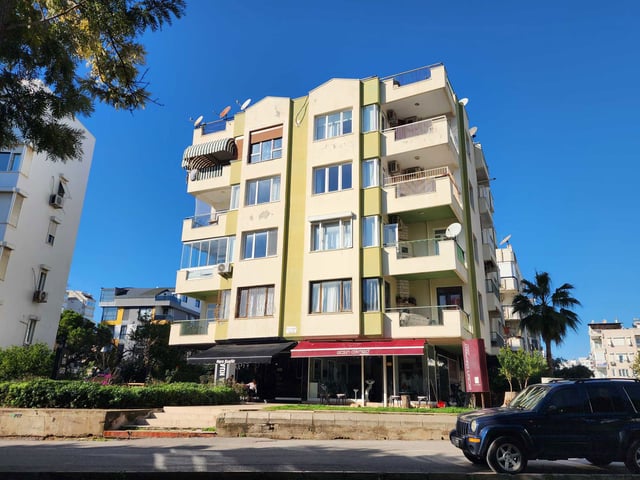 ŞİRİNYALI'DA PLAJA 350 MT 2. KATTA SATILIK 3+1 150 M2 DAİRE