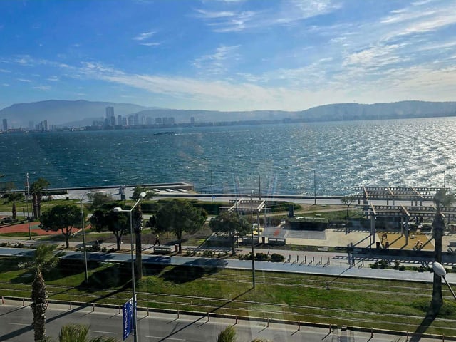 KARŞIYAKA YALIDA 4+1 130 M² SATILIK DAİRE