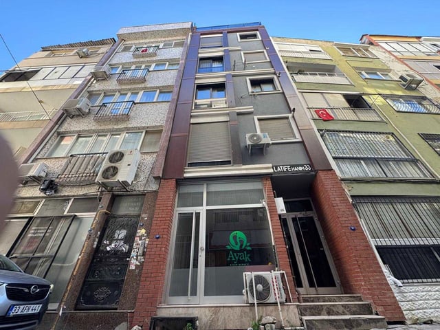 51 KARŞIYAKA ÇARŞI VE İZBAN’A YAKIN YENI BINADA ARAKAT 1+1