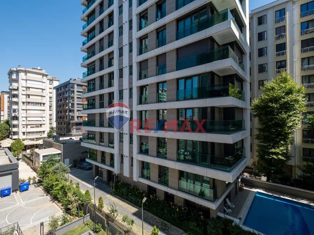 KADIKÖY CADDEBOSTAN DEMIRAĞA ÇIKMAZI SOKAĞINDA ,YALI PARSELINE CEPHELI SIFIR DAIRE