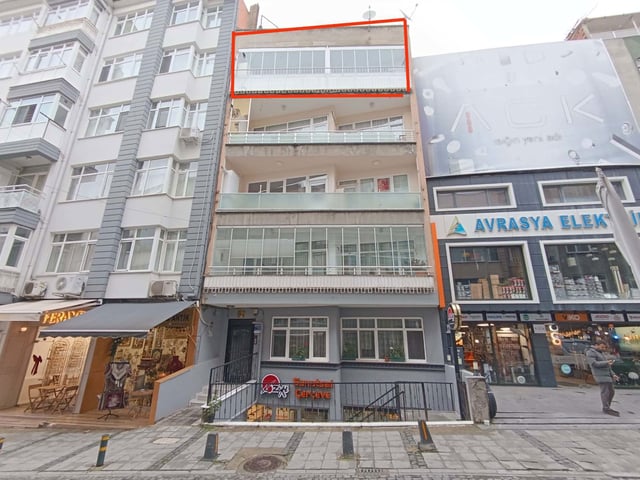 TRABZON MEYDANDA DENİZ GÖREN İÇİ YAPILI,MASRAFSIZ,TERASLI 3+1