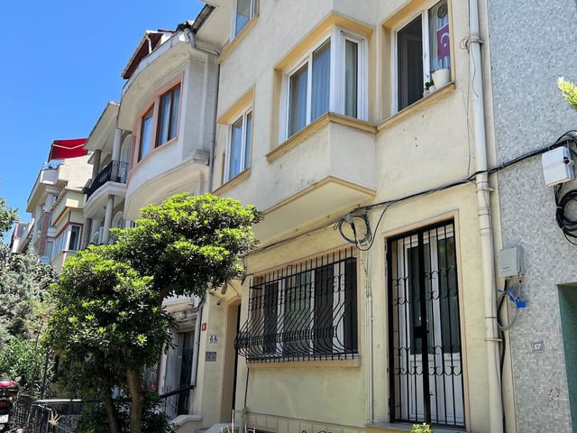KADIKÖY BAHARİYE ‘DE İÇİ YENİLENMİŞ SATILIK 2+1 DAİRE