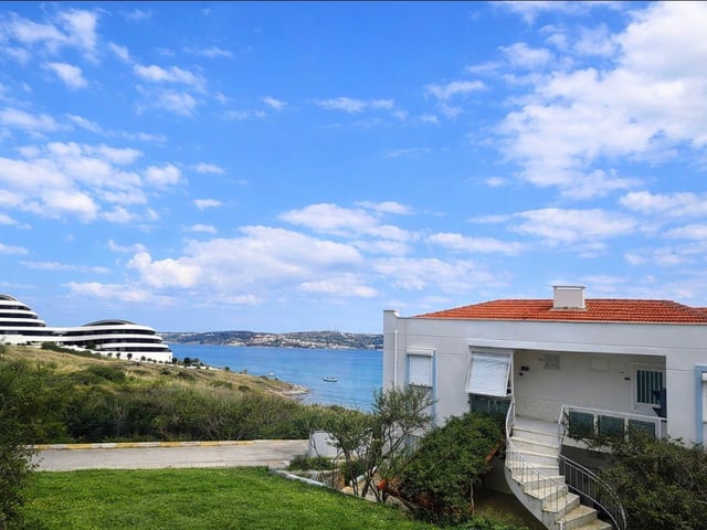 35 ÇEŞME FENERBURNU DENİZE SIFIR PLAJLI SİTEDE 1+1 EŞYALI
