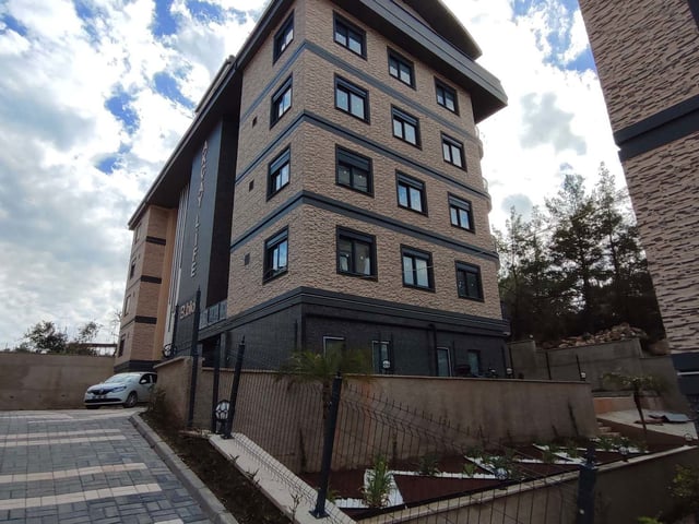 OBA'DA HAVUZLU 2 BLOKLU SITEDE 2+1 YENI DAIRE