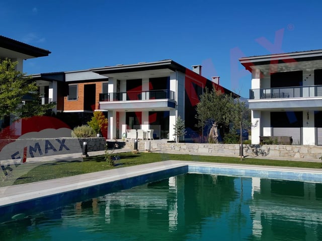 GÜRE'DE DENİZE YAKIN HAVUZLU SİTEDE SATILIK BAHÇELİ 2+1 DAİRE