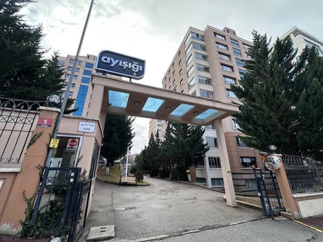 Y.ÖVEÇLER MAHALLESİ ''AYIŞIĞI'' SİTESİ'NDE SATILIK 4+1 DAİRE !