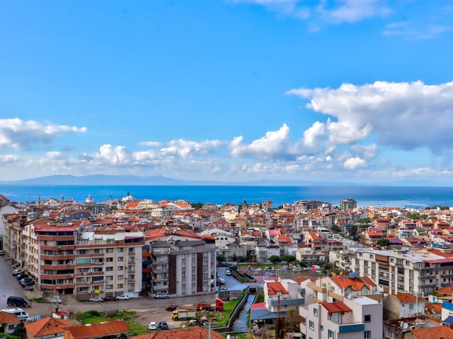 DİKİLİ İSMETPAŞA MAHALLESİ 3+1 PANOROMİK DENİZ VE ŞEHİR MANZARALI SATILIK DAİRE