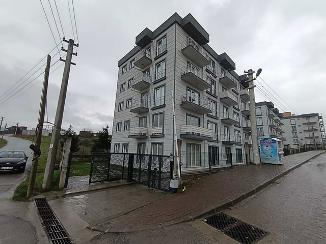 ŞEKERPINAR'DA HARİKA LOKASYONLU 3+1 GENİŞ DAİRE