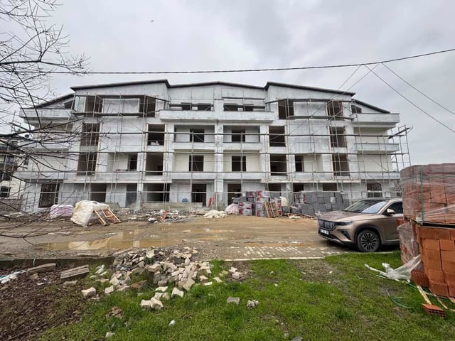 ÇIFTLIK MAHALLESINDE D-130'A YAKIN KONUMDA DAIRE RE/MAX ÇAKRA