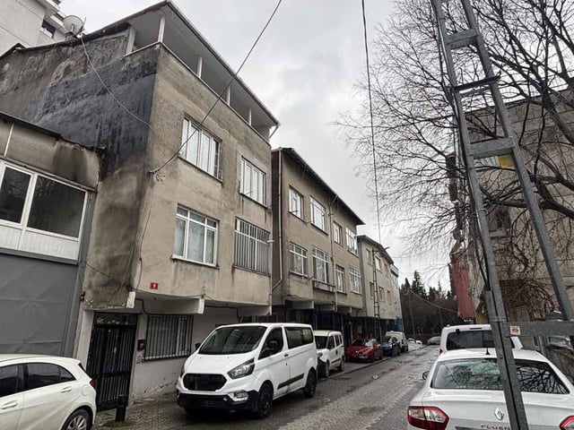 İÇERENKÖY’ÜN MERKEZİNDE, GENİŞ METREKARELİ BALKONLU 2+1