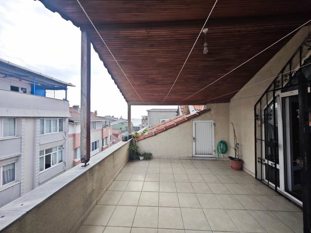 DENİZKÖŞKLER'DE SAHİLE YAKIN TERASLI DUBLEKS