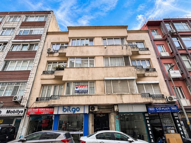 ŞİŞLİ'DE ÇOK İYİ KONUMDA YÜKSEK TAVANLI 2+1 FIRSATI!