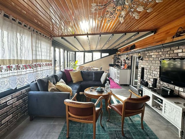 SUADİYEDE MOBİLYALI 95 M2 , 2+1 , TERASLI YENİLENMİŞ ÇATI KATI