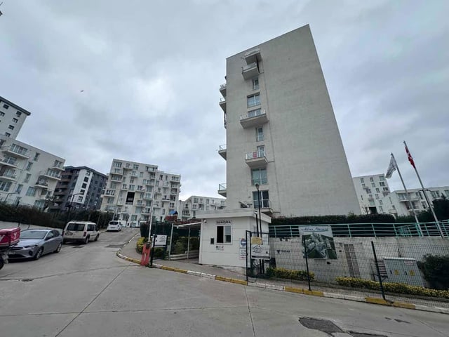 CEMAL UMAR'DAN TUZLA AYDINLI ADRES NATURA BOŞ SATILIK 1+1 DAİRE