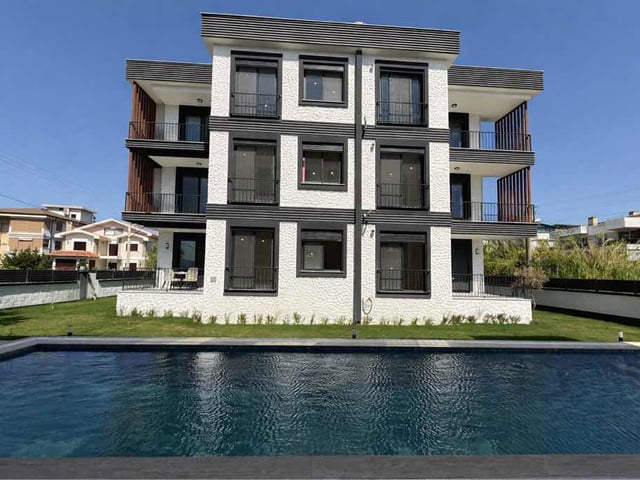 SIĞACIK'DA DENİZE YÜRÜME MESAFESİNDE HAVUZLU 2 + 1 DAİRE
