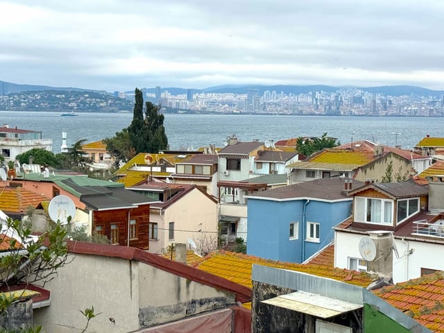 BURAK ELÇİ'DEN HEYBELİADA DA İSKELEYE 2 DAKİKA DENİZ MANZARALI ÇOK BAKIMLI DUBLEKS