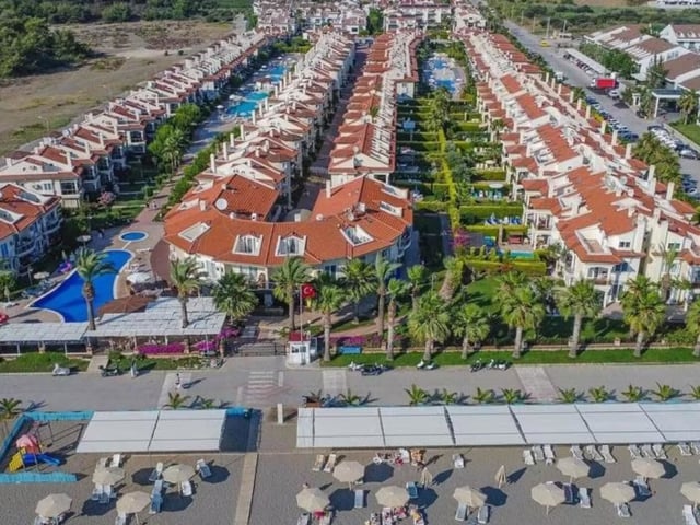 ÇALIŞ'TA, DENİZE SIFIR, HAVUZLU LÜKS SİTEDE 1+1 EŞYALI KİRALIK DAİRE