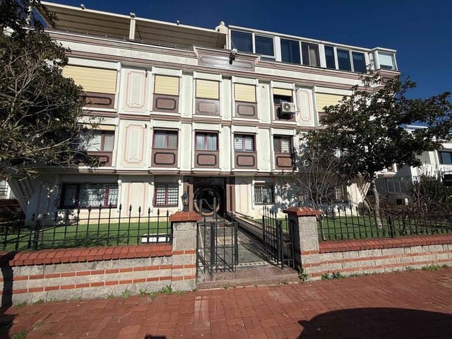 KEVSER ÇAKAR'DAN FLORYA ADAKALE'DE SİTE İÇİNDE 3+1 SATILIK DAİRE