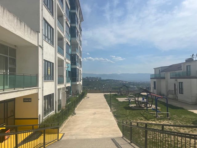 İZMIT ÇAYIRKÖY MH. ARAKAT EBEVEYN BANYOLU 3+1 SATILIK DAIRE